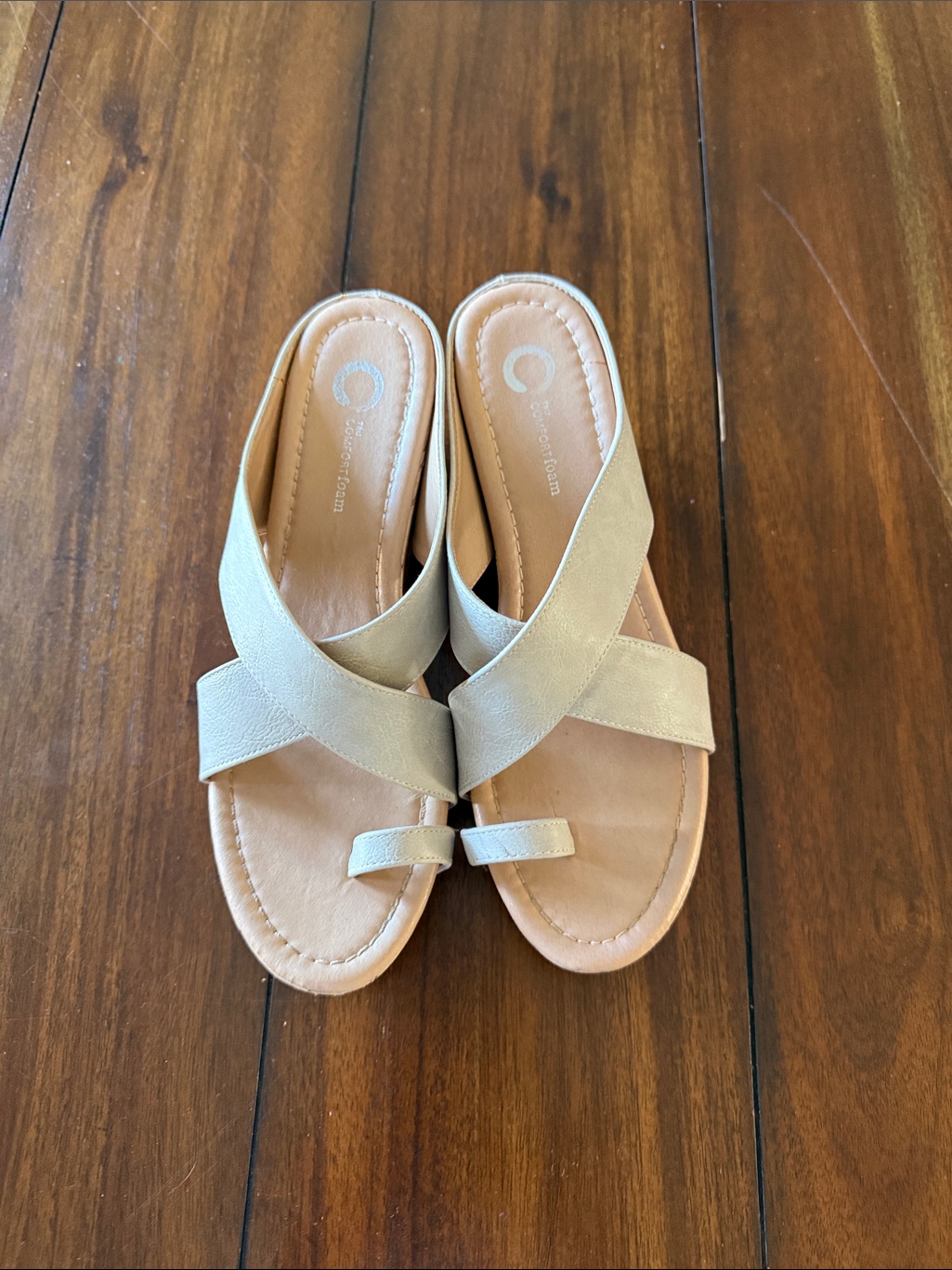Comfort Colors Beige Crisscross Toe-Ring Sandals Sz 7.5